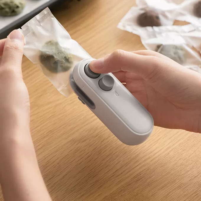 ComfortCornerUs™ 2-in-1 Mini Heat Sealer - Seal & Cutter